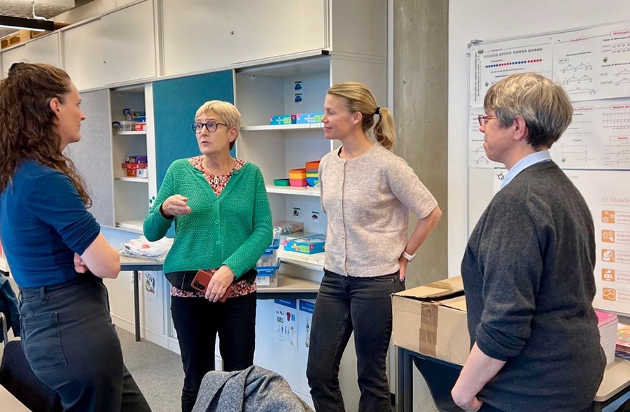 Fyra kvinnor i tyskt klassrum.