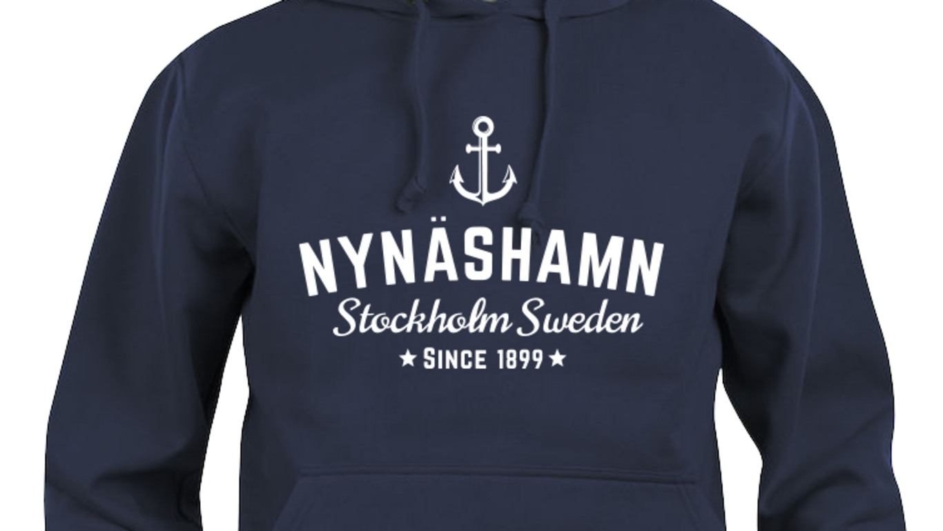 Marinblå hoodie från Nynäshamnskollektionen.