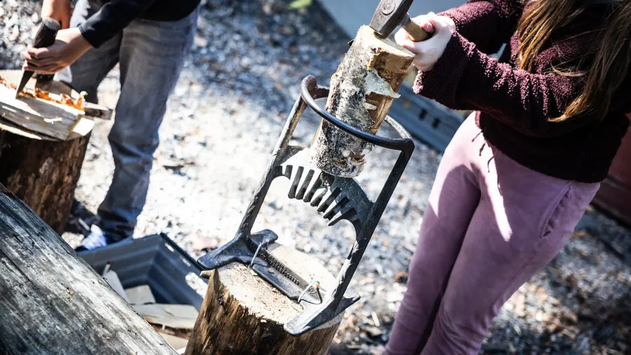Nynäshamns naturskola gör olika aktiviteter kring sin byggnad