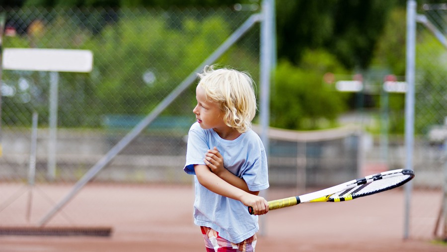 pojke spelar tennis