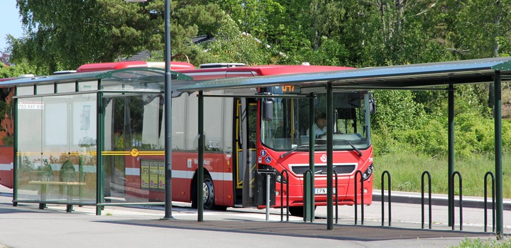Buss står vid busskur