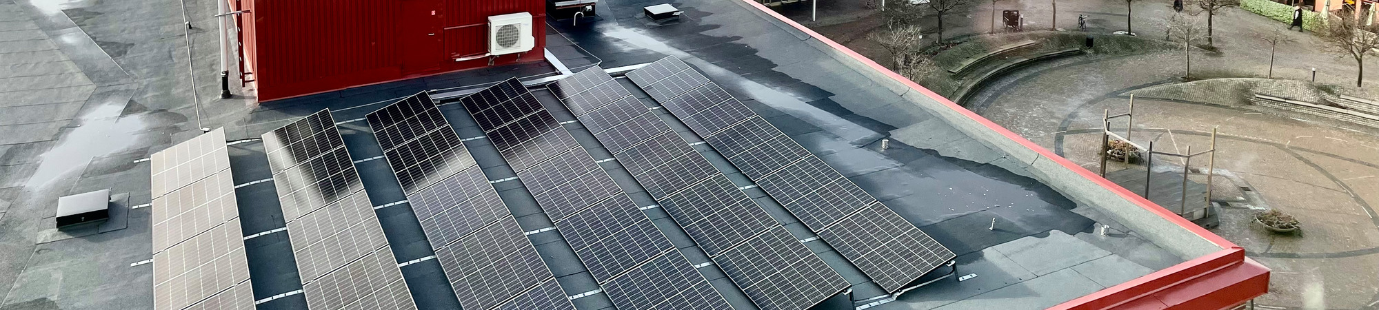 Solceller installerade på ett tak