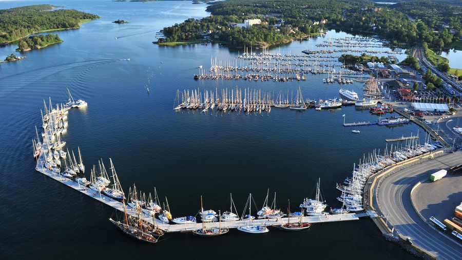 Flygbild som visar bryggor och båtar i Nynäshamns gästhamn.