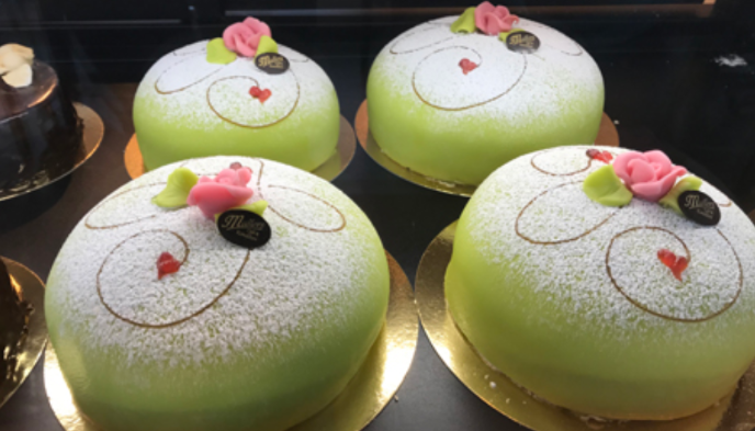 Green marcipan cakes