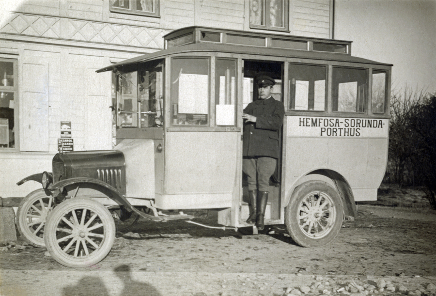 Bussen som gick mellan Hemfosa – Sorunda – Porthus, fotoår 1920. 