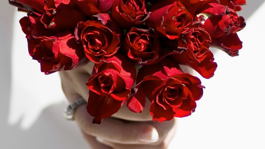Brudbukett av röda rosor