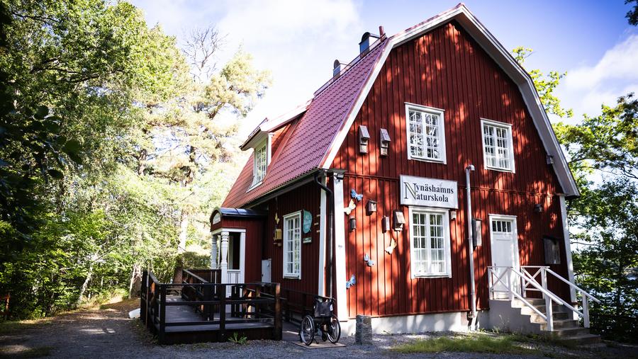 Nynäshamns naturskola gör olika aktiviteter kring sin byggnad