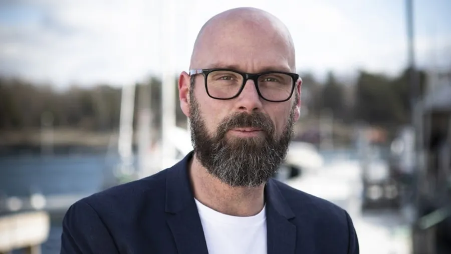 En man som bär glasögon.