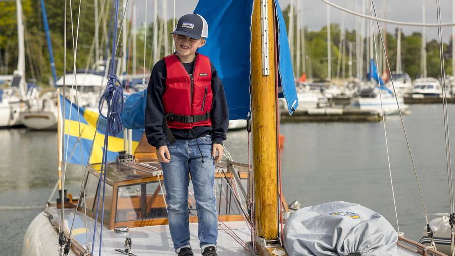 Pojke på segelbåt. 