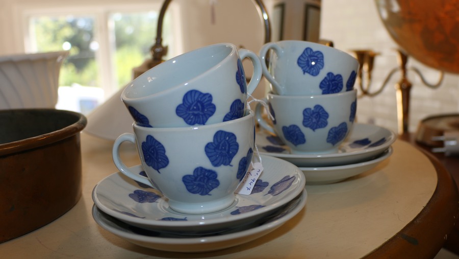 Vita kaffekoppar med blått blommönster
