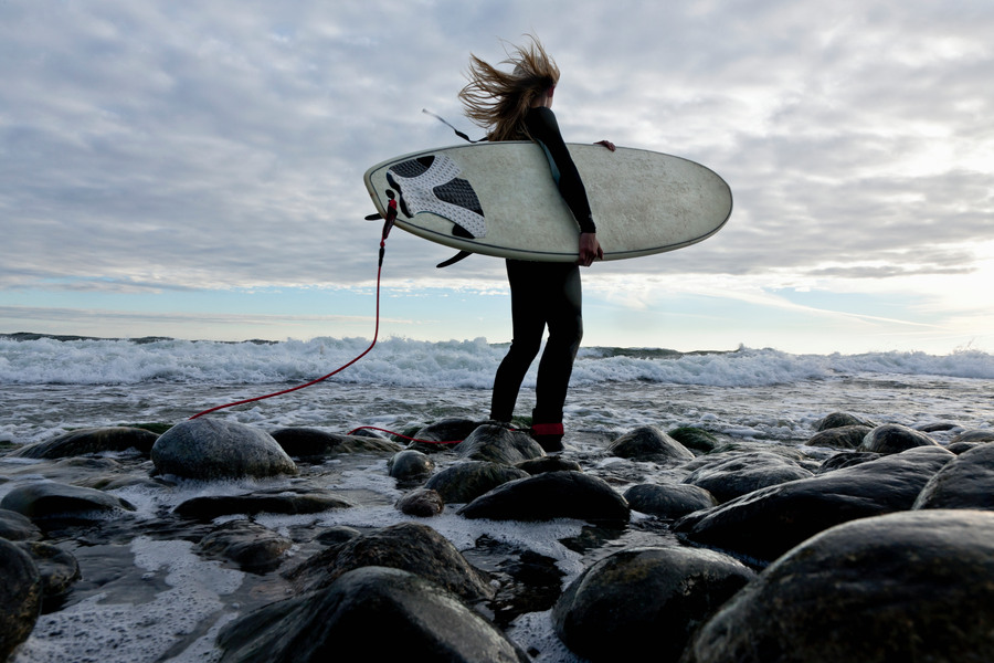 Kvinna med surfbräda