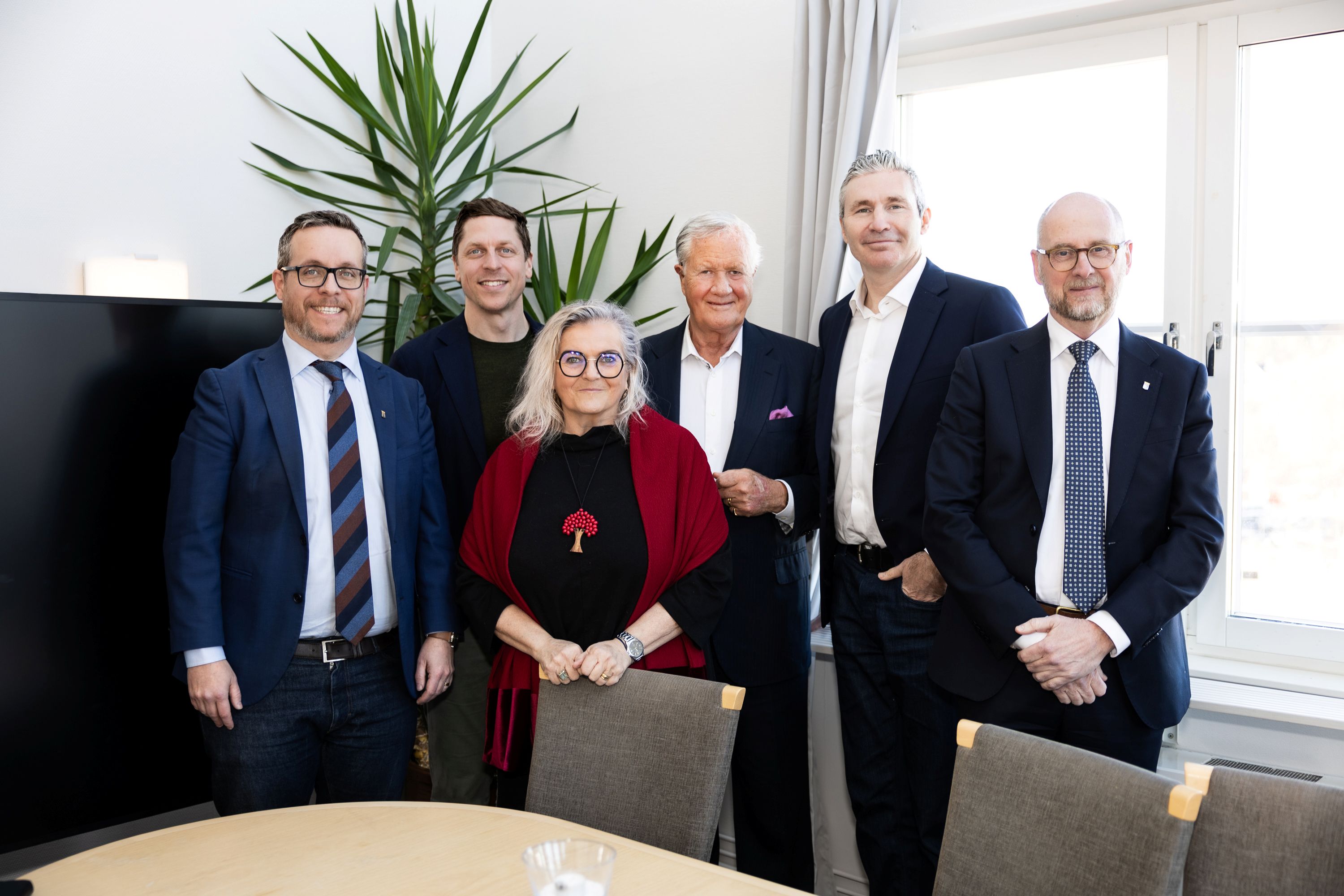 5 män och 1 kvinna som står ihop